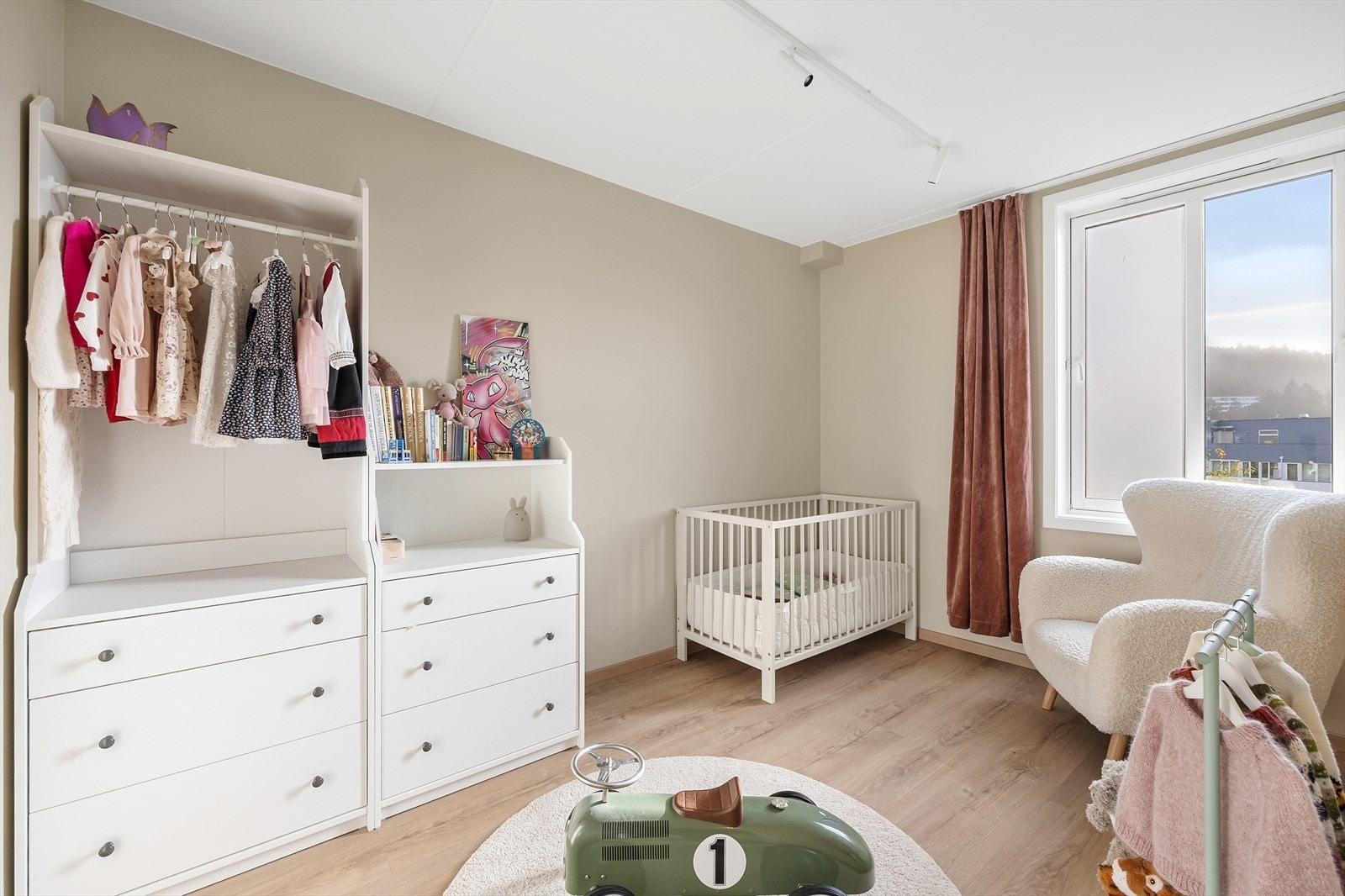 Romslig barnerom med oppbevaringsløsninger. Galleribilde