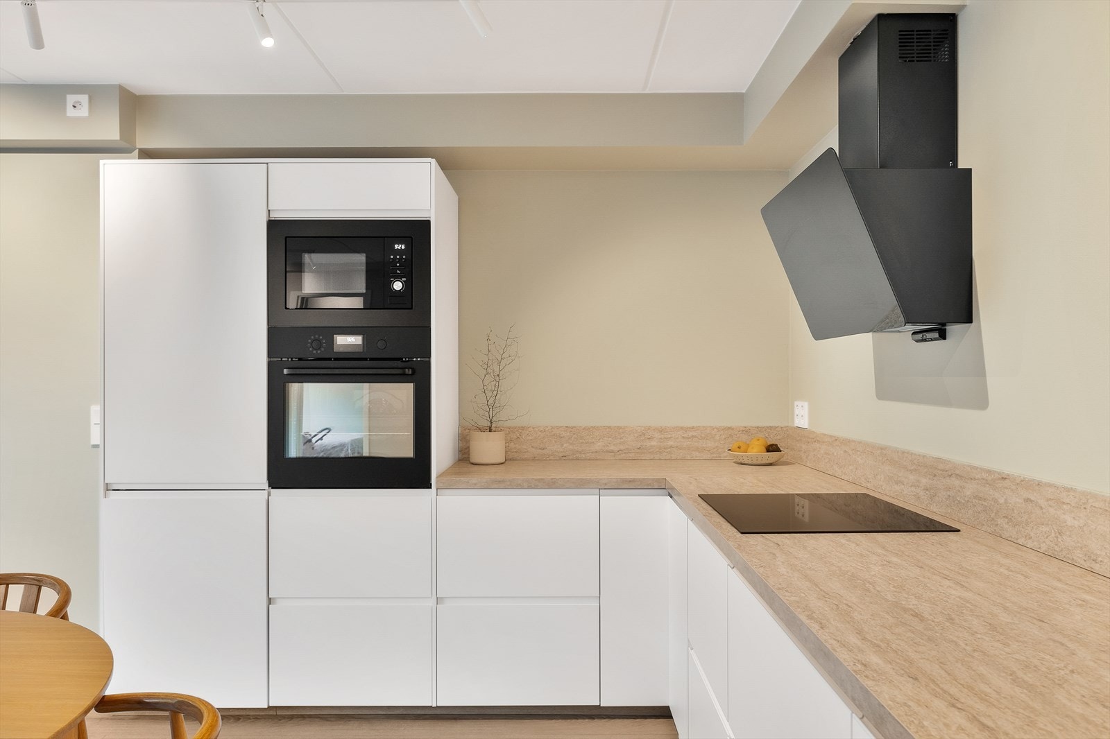 Kjøkken med integrert stekeovn og mikrobølgeovn. Galleribilde