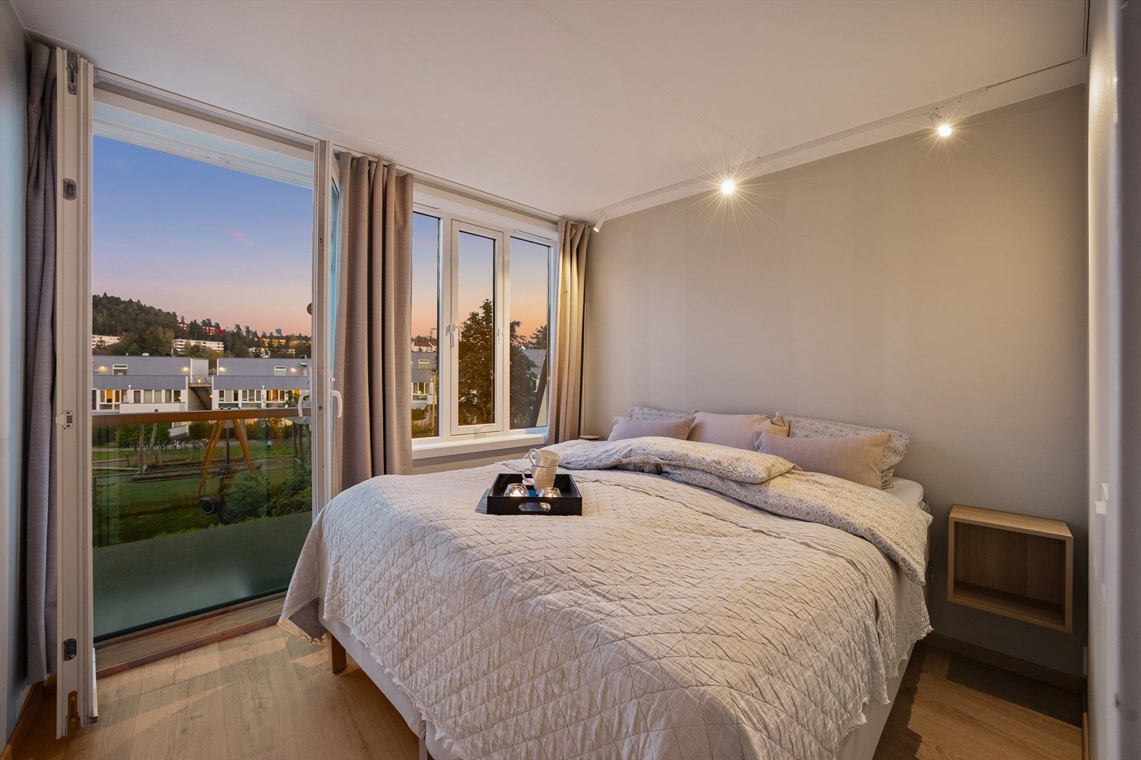 Hovedsoverom med plass til stor seng. Galleribilde