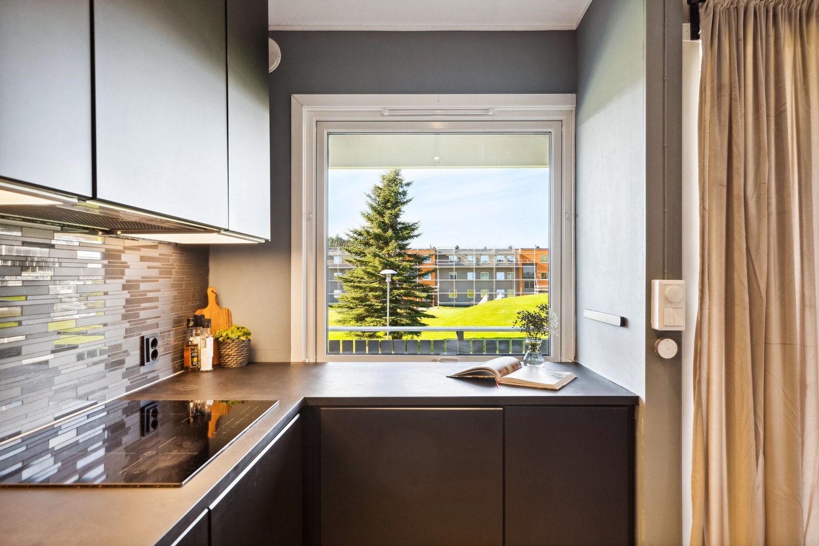 Godt belyste arbeidsflater med fint utsyn ved benken. Galleribilde