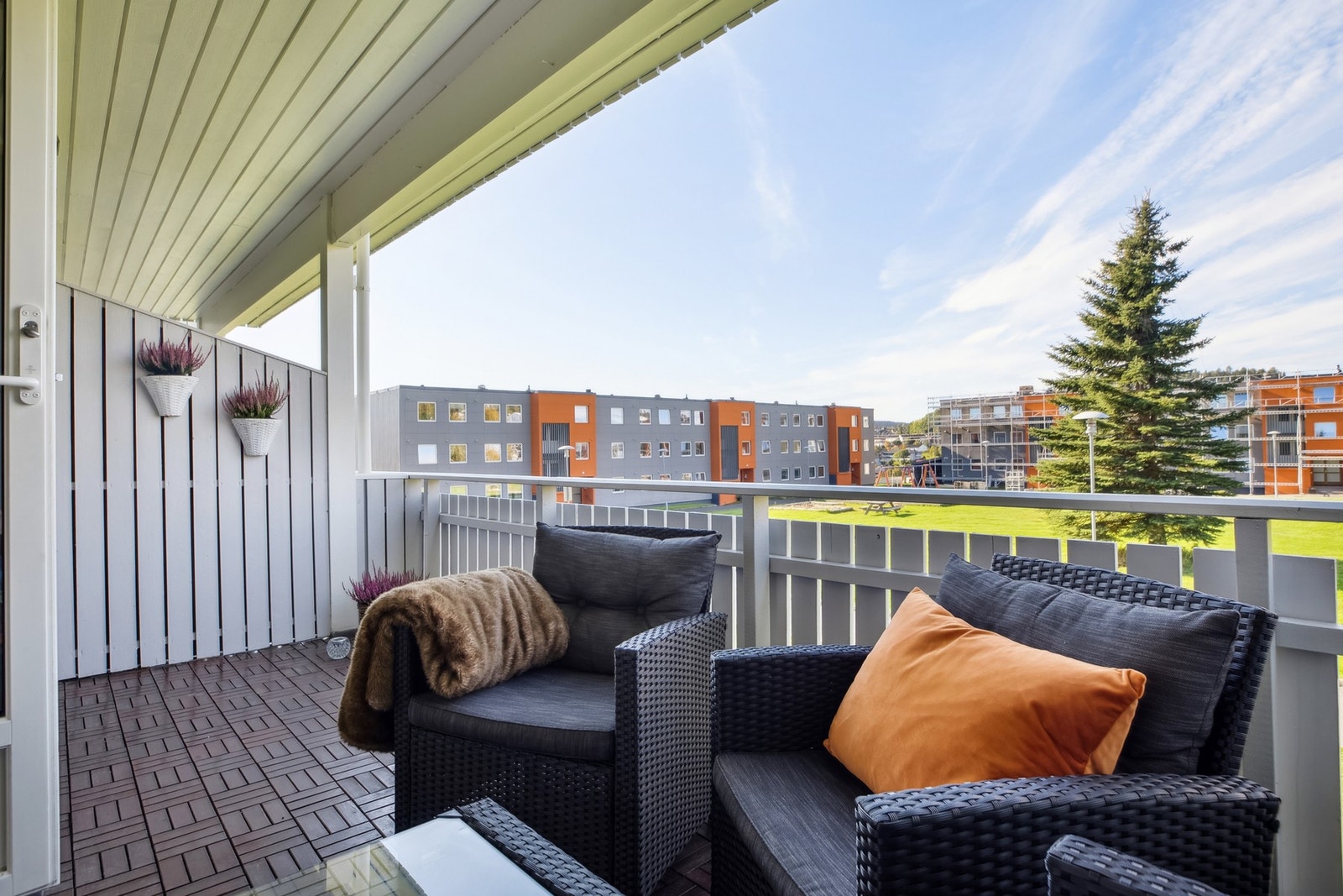 Fint utsyn mot borettslagets fellesareal. Galleribilde