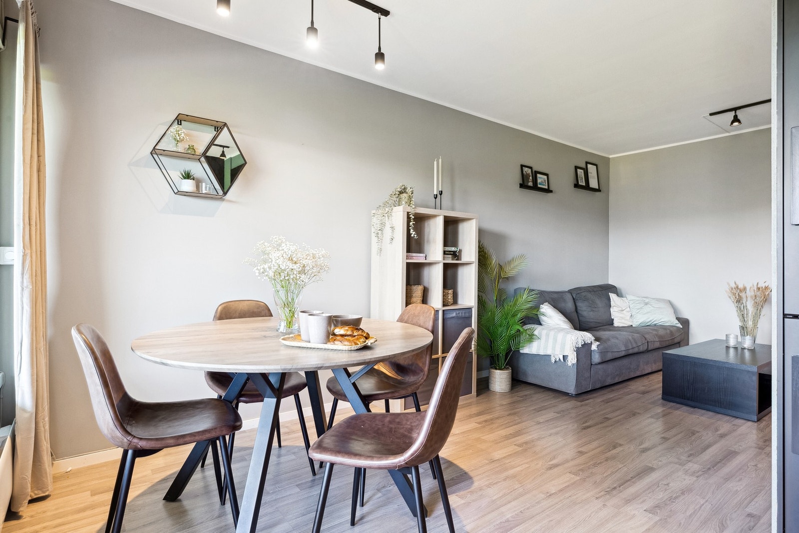 God plass til hyggelig spisestue i forbindelse med kjøkkenet. Galleribilde