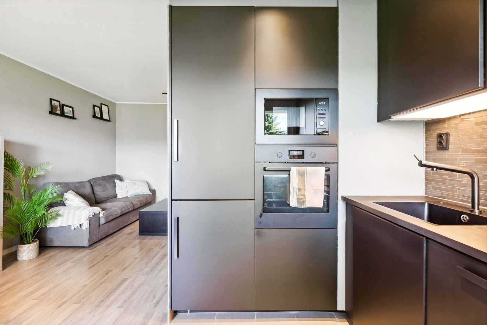 Integrerte hvitevarer består av mikrobølgeovn, stekeovn, oppvaskmaskin og induksjonstopp. Galleribilde