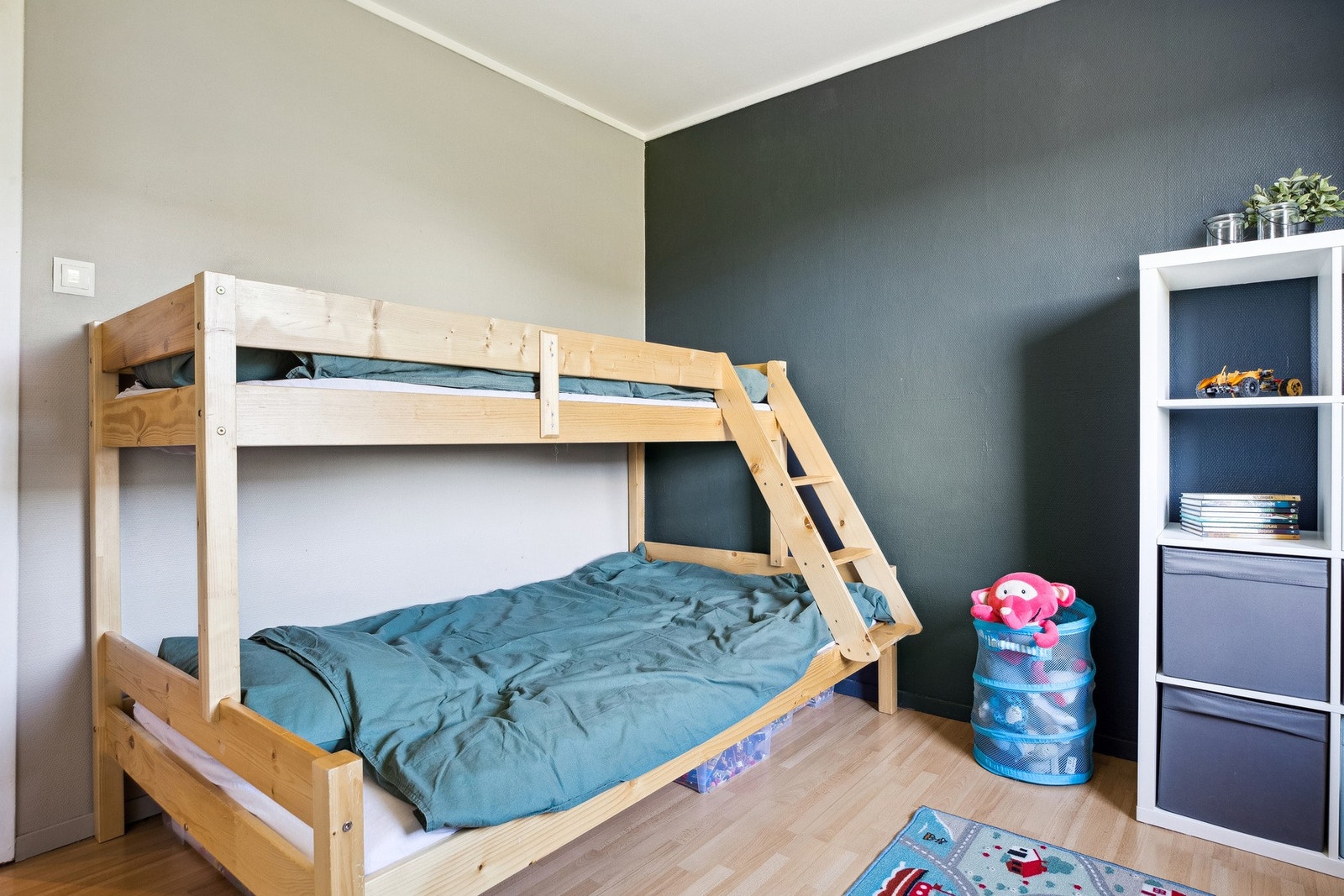 Soverom 2 er 10,6 kvm med tilgang på egen bod. Galleribilde