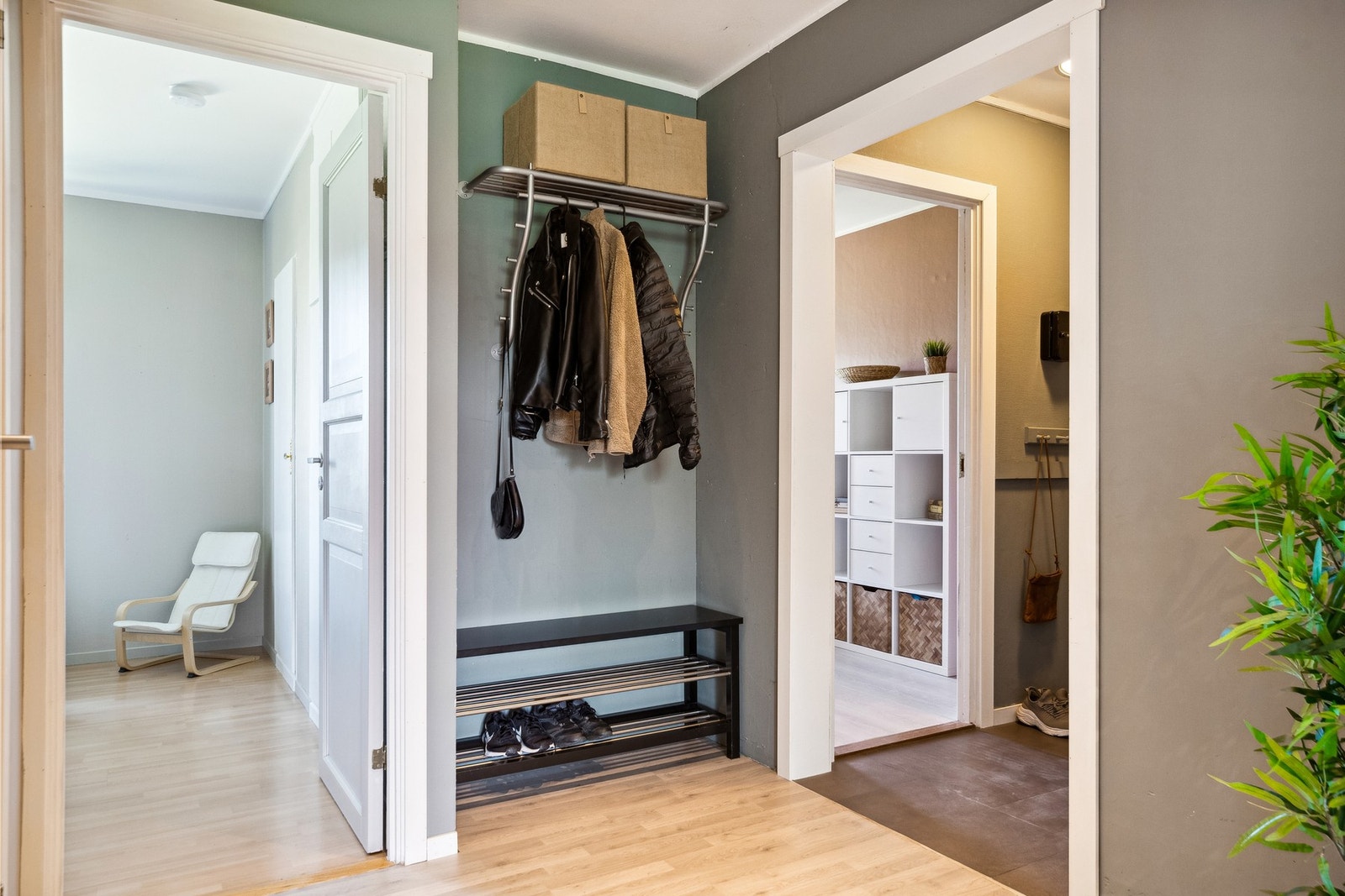 Romslig gang med god plass til oppbevaring av sko og yttertøy. Galleribilde