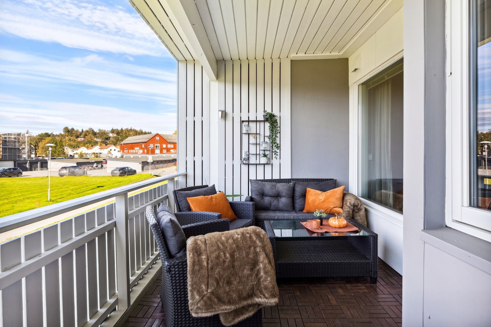 Fra stuen er det direkte utgang til en takoverbygd balkong på 8,6 kvm. Galleribilde