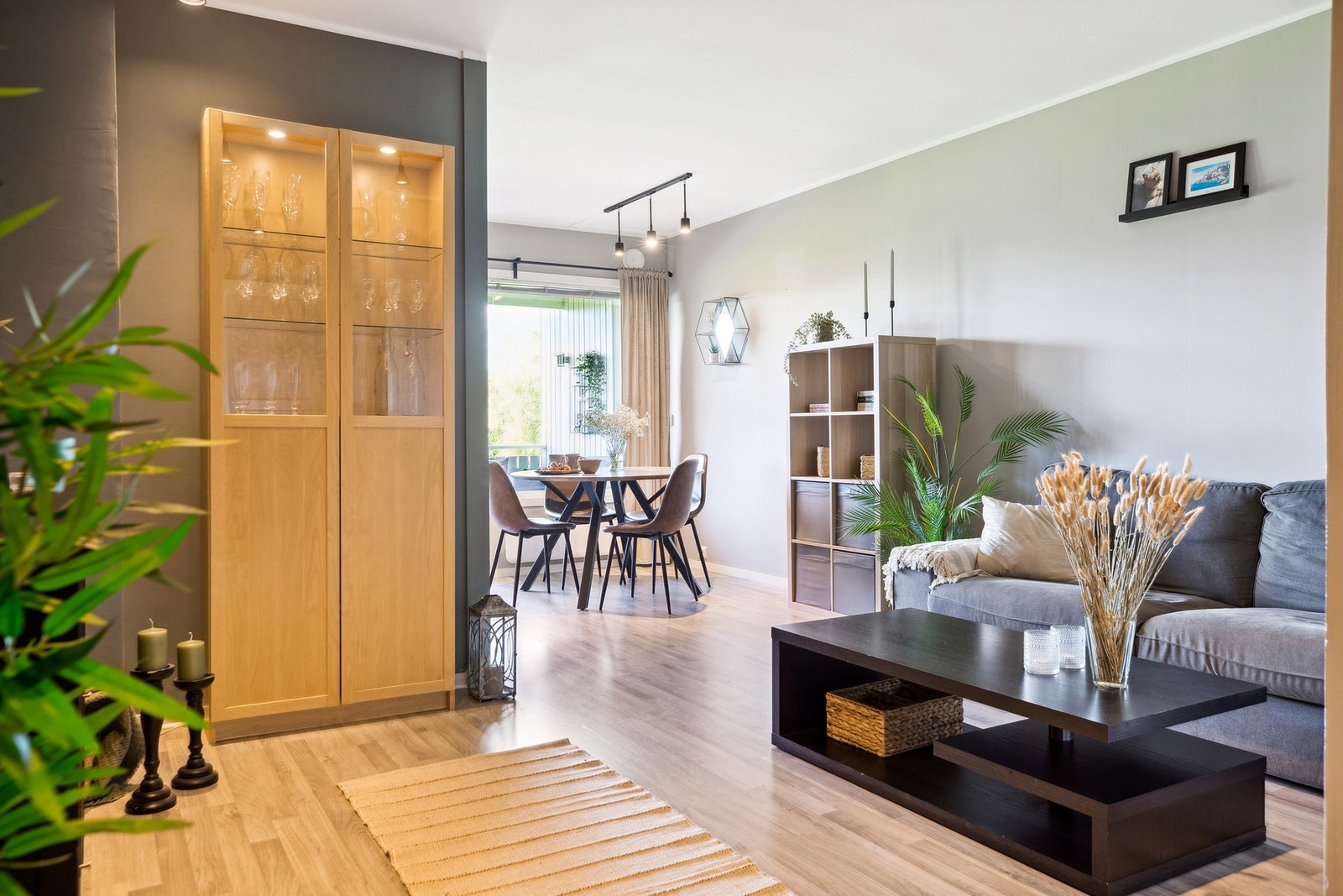 Leiligheten består av en åpen stue-/kjøkkenløsning på 25 kvm, vestvendt balkong, to romslige soverom og bad. Galleribilde