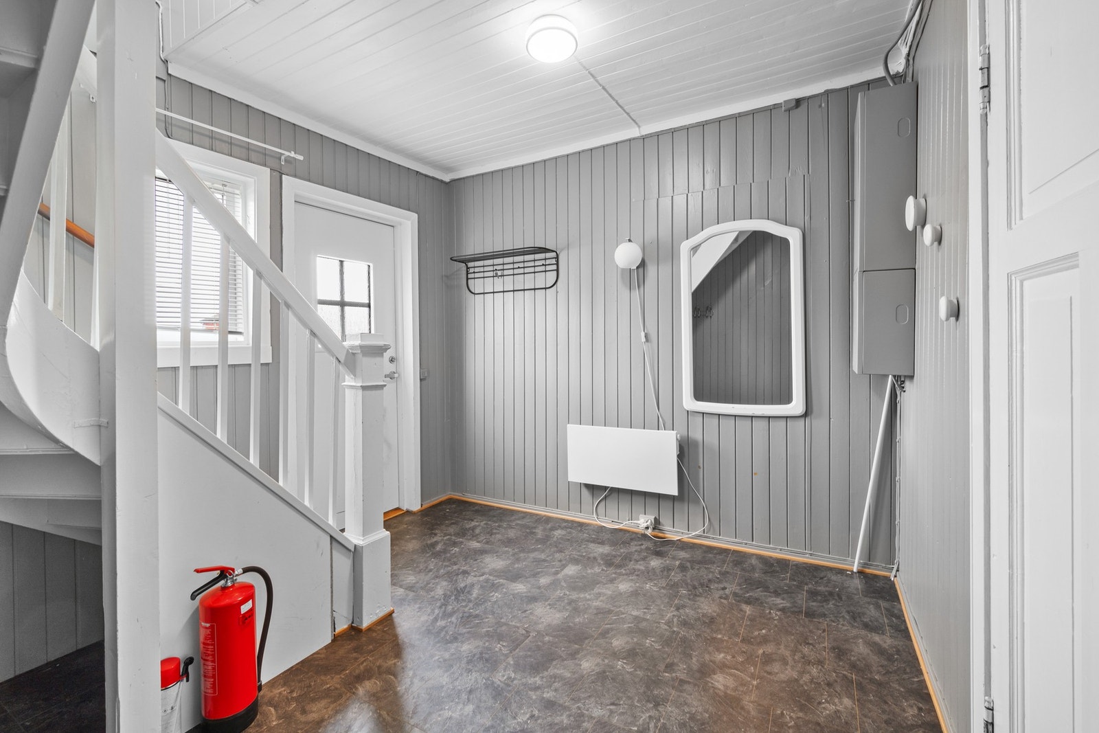 Velkommen inn! Den romslige gangen har god plass til oppbevaring av yttertøyet. Galleribilde