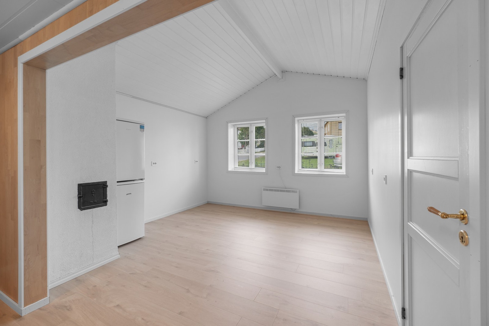 Mot nord kommer man til tv-stuen som måler ca. 20 kvm. Galleribilde