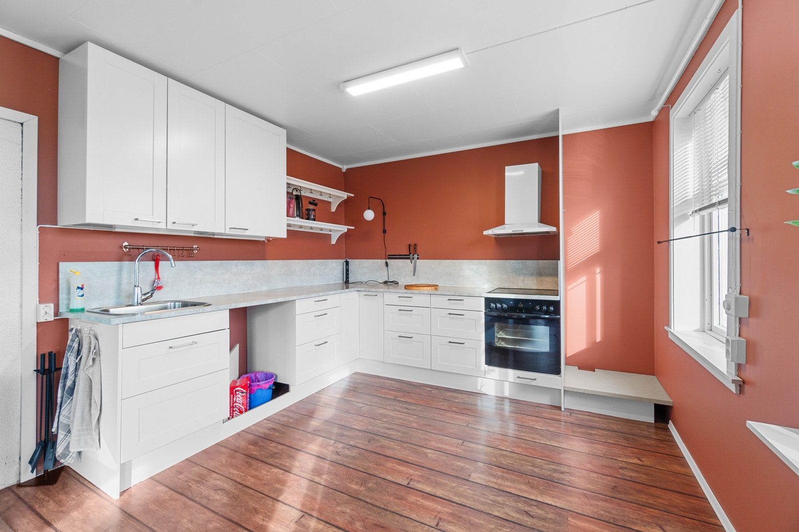 Kjøkkenet har god skap- og benkeplass og ligger i åpen løsning mot stuen. Galleribilde