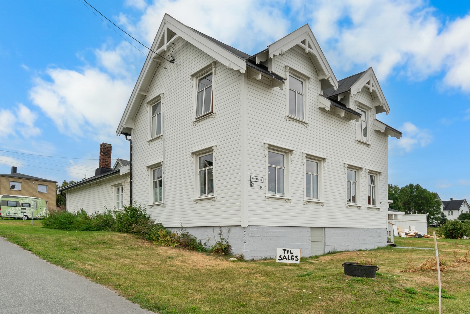 EiendomsMegler1 presenterer Slettengata 29 - en velholdt enebolig nært sentrum! Foto: Thomassen Friluft Galleribilde