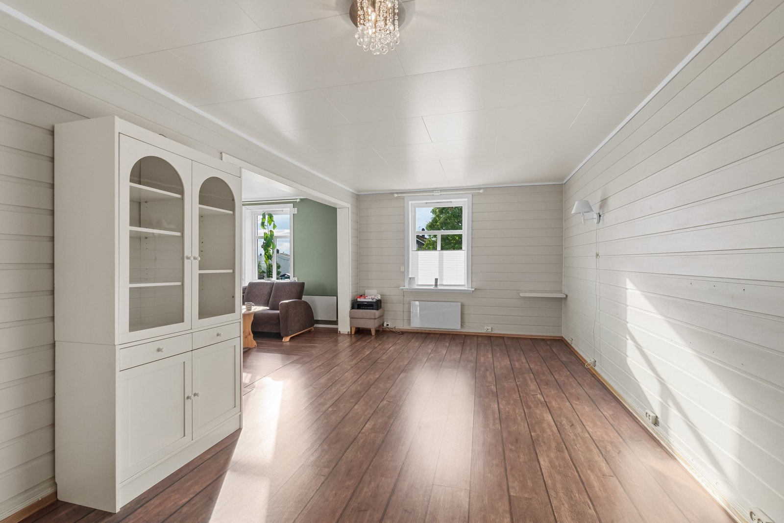 Huset har en god planløsning. Her er spisestuen nærliggende stue- og kjøkken. Galleribilde