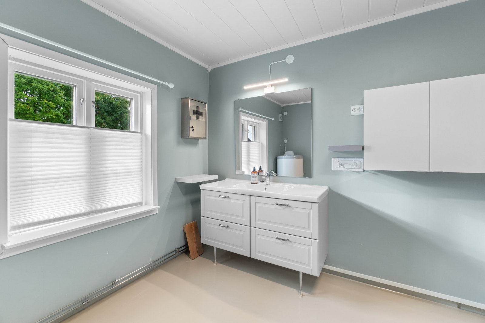 Badet har moderne farger og en lys innredning. Galleribilde