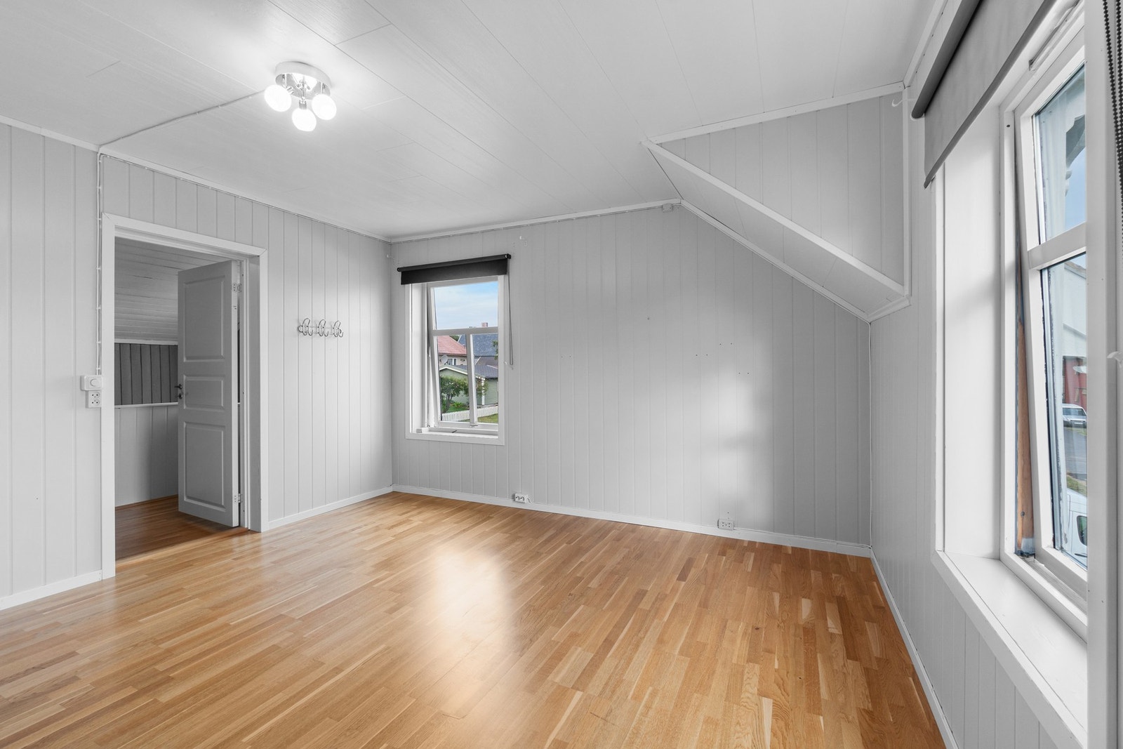 Hovedsoverommet ligger mot sørøst og har god plass til dobbeltseng og tilhørende møblement. Galleribilde