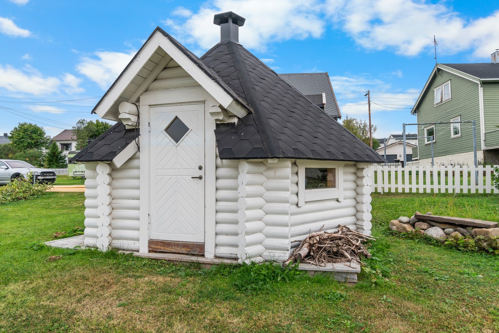 På tomta er det også en grillhytte og en frittliggende bod. Galleribilde