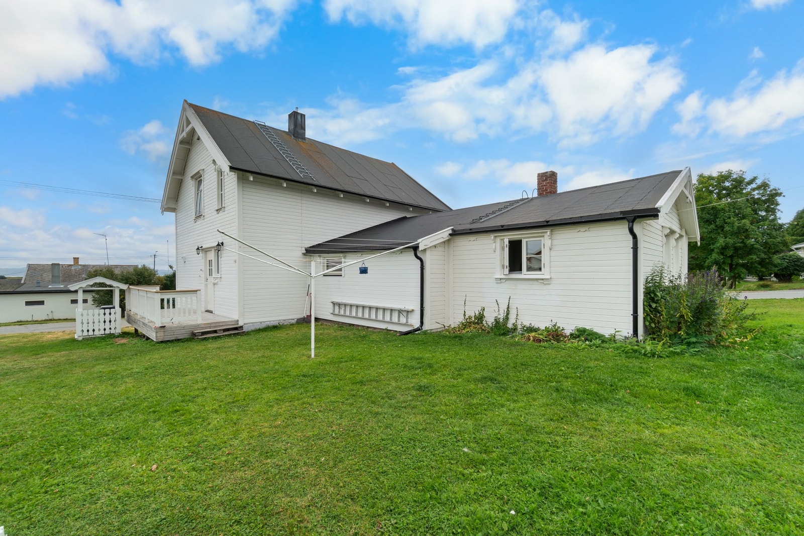 Hagen strekker seg rundt hele huset. Galleribilde