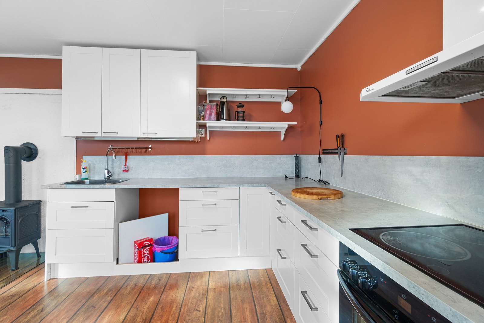 Boligen oppvarmes via vedfyrt peisovn, supplert med elektrisitet. Galleribilde