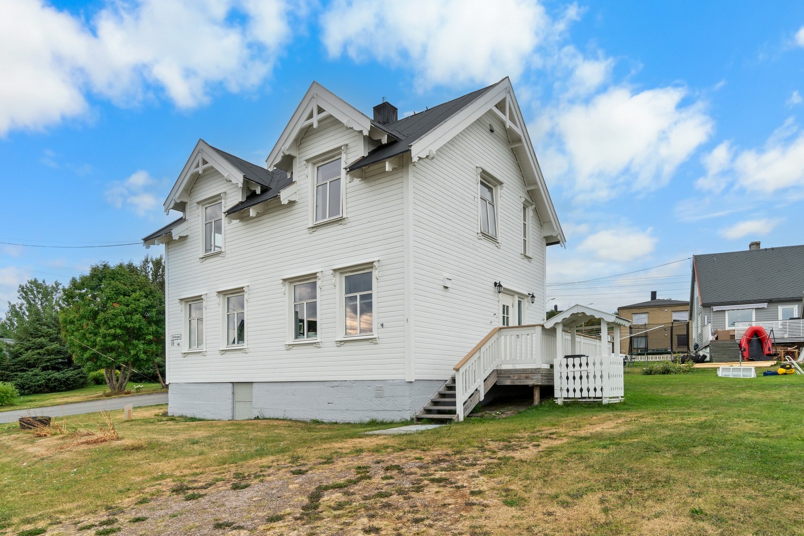Eiendommen har en pent opparbeidet tomt og god parkeringsplass på tomta. Galleribilde