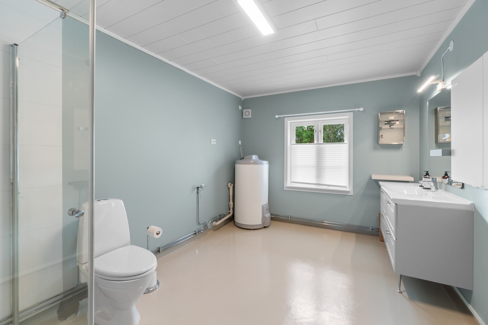 Badet ble pusset opp i 2022 og oppleves som svært romslig. Galleribilde