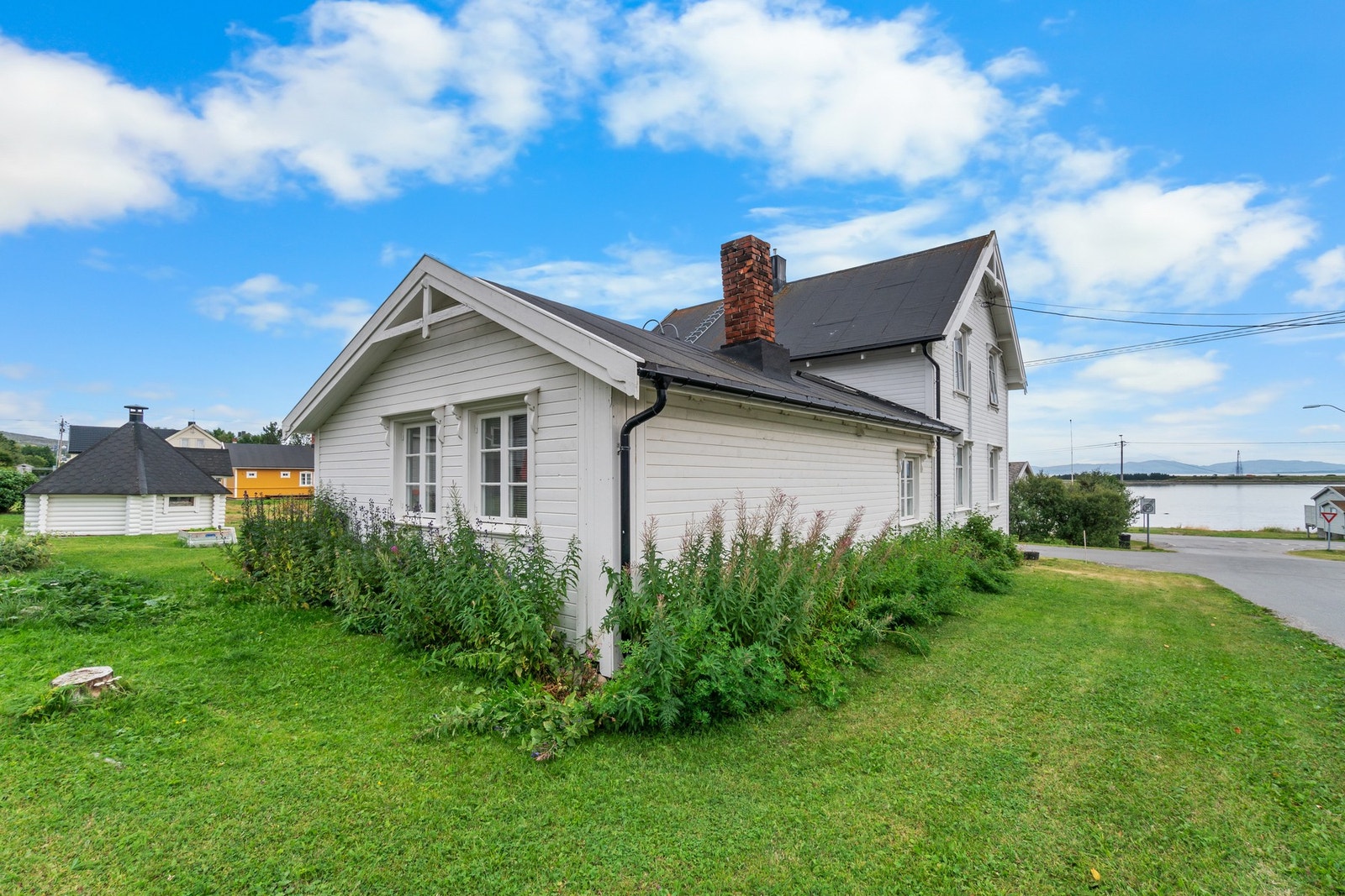 Fra eiendommen er det også pen utsikt retning luftskipsmasta på Vadsøya. Galleribilde