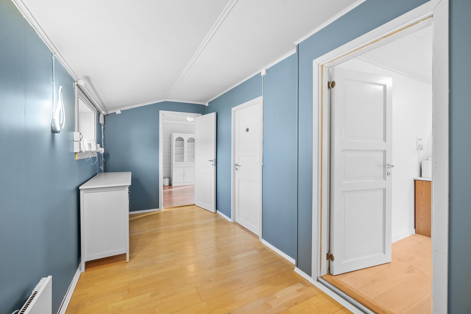 Videre i etasjen er det en gang med adkomst til badet, ett soverom og en stue. Galleribilde