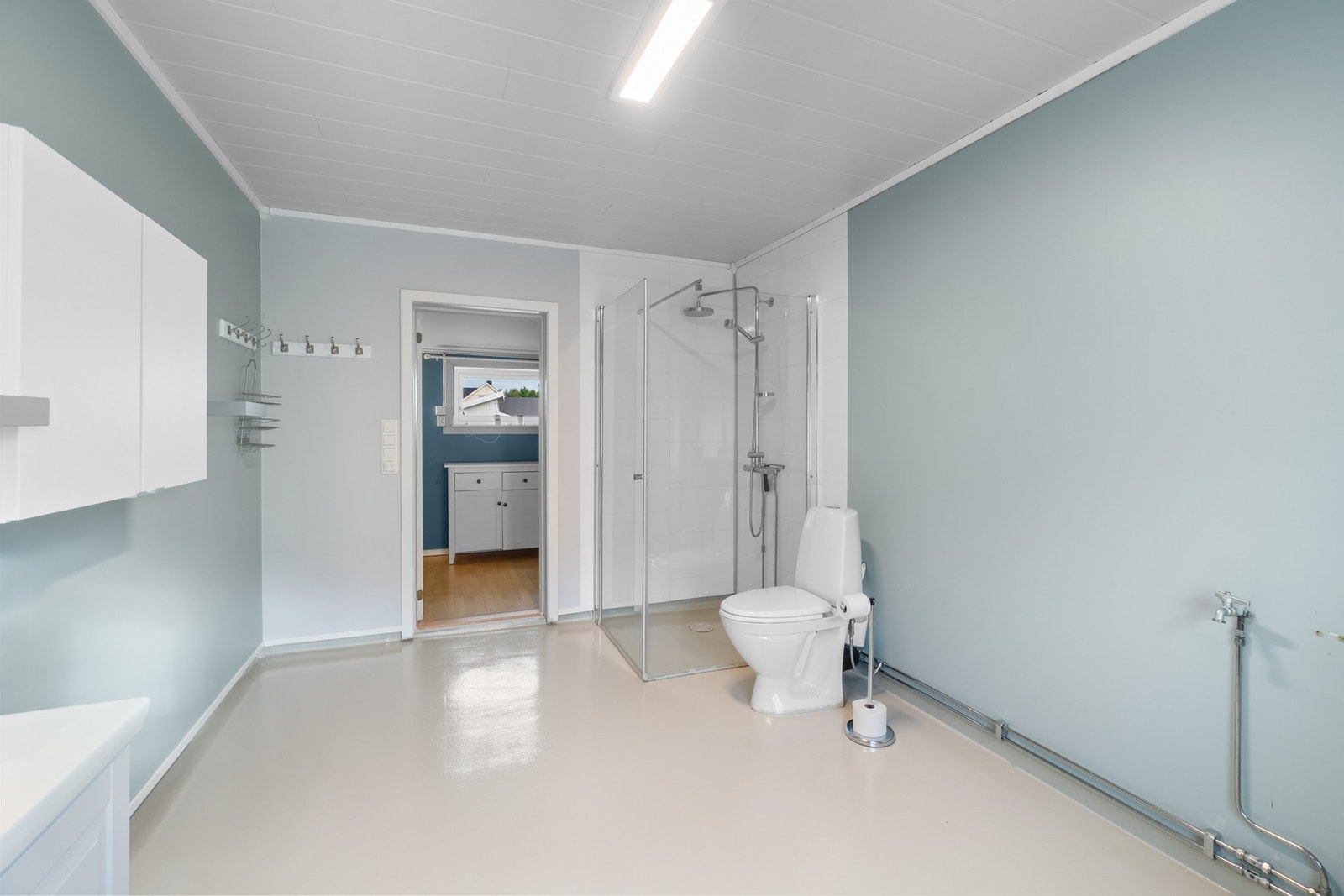 Selger har montert inn et dusjkabinett etter at bildet ble tatt Galleribilde