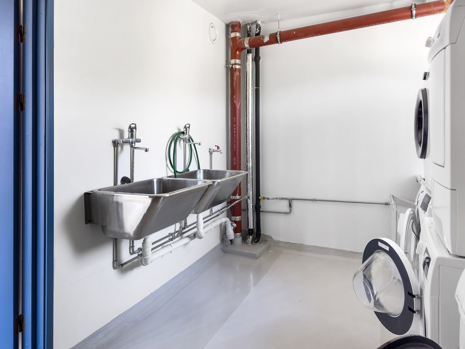 Felles vaskerom med egne maskiner. Galleribilde