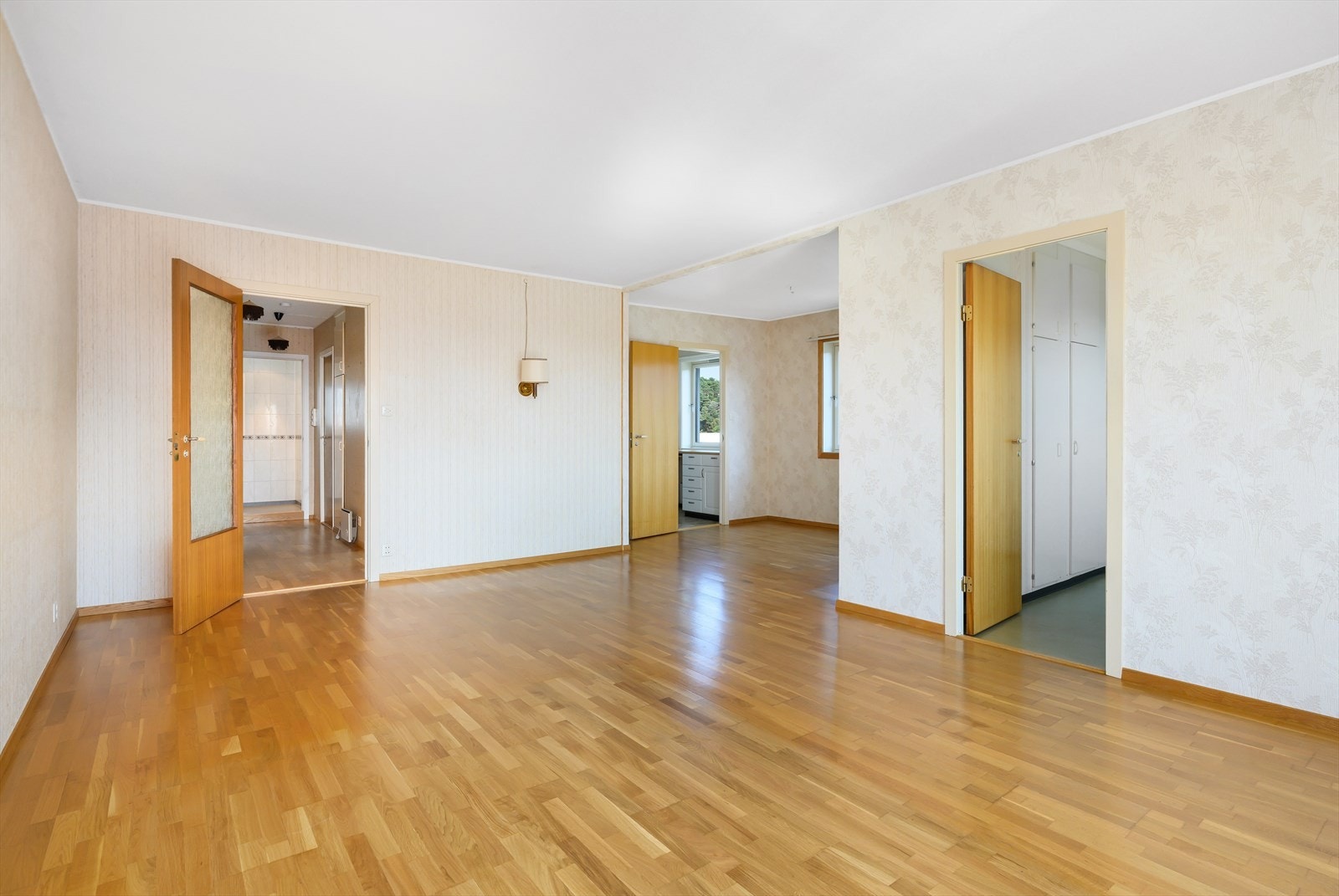 Stuens utforming gir mange innredningsmuligheter og en naturlig oppdeling. Galleribilde