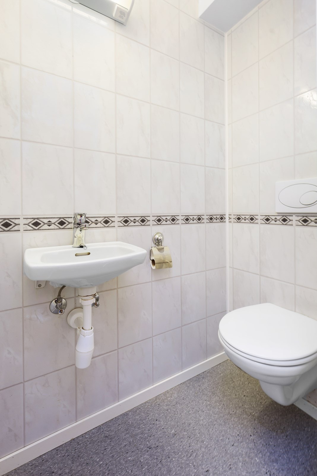 Toalettet har inngang fra gangen. Praktisk rom med vegghengt toalett og vask. Galleribilde