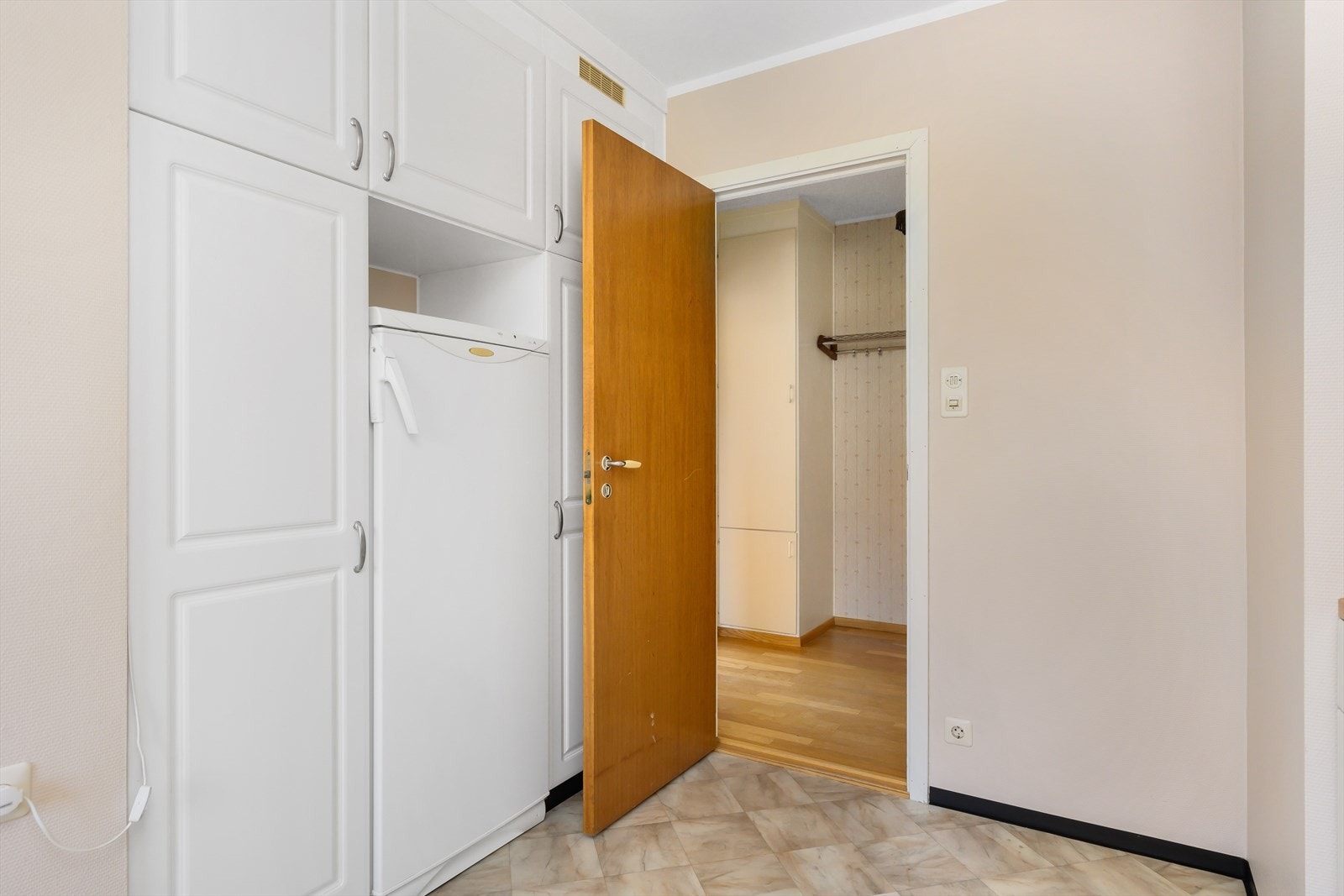 Hvitevarene er frittstående. Hvitevarene som er på bilder medfølger. Galleribilde