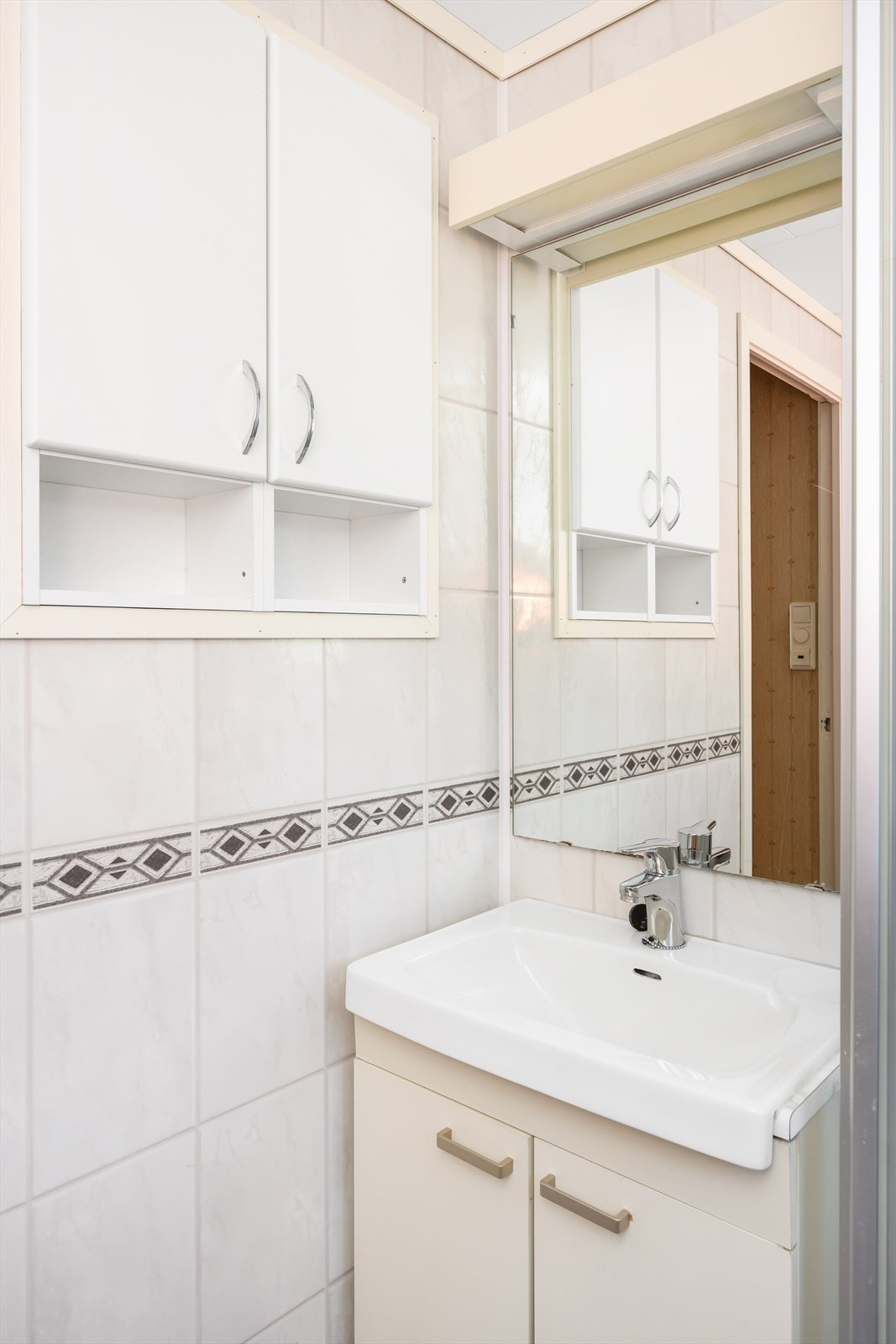 Rommet er godt utnyttet og en har fått plass til både baderomsinnredning og dusjhjørne. Galleribilde