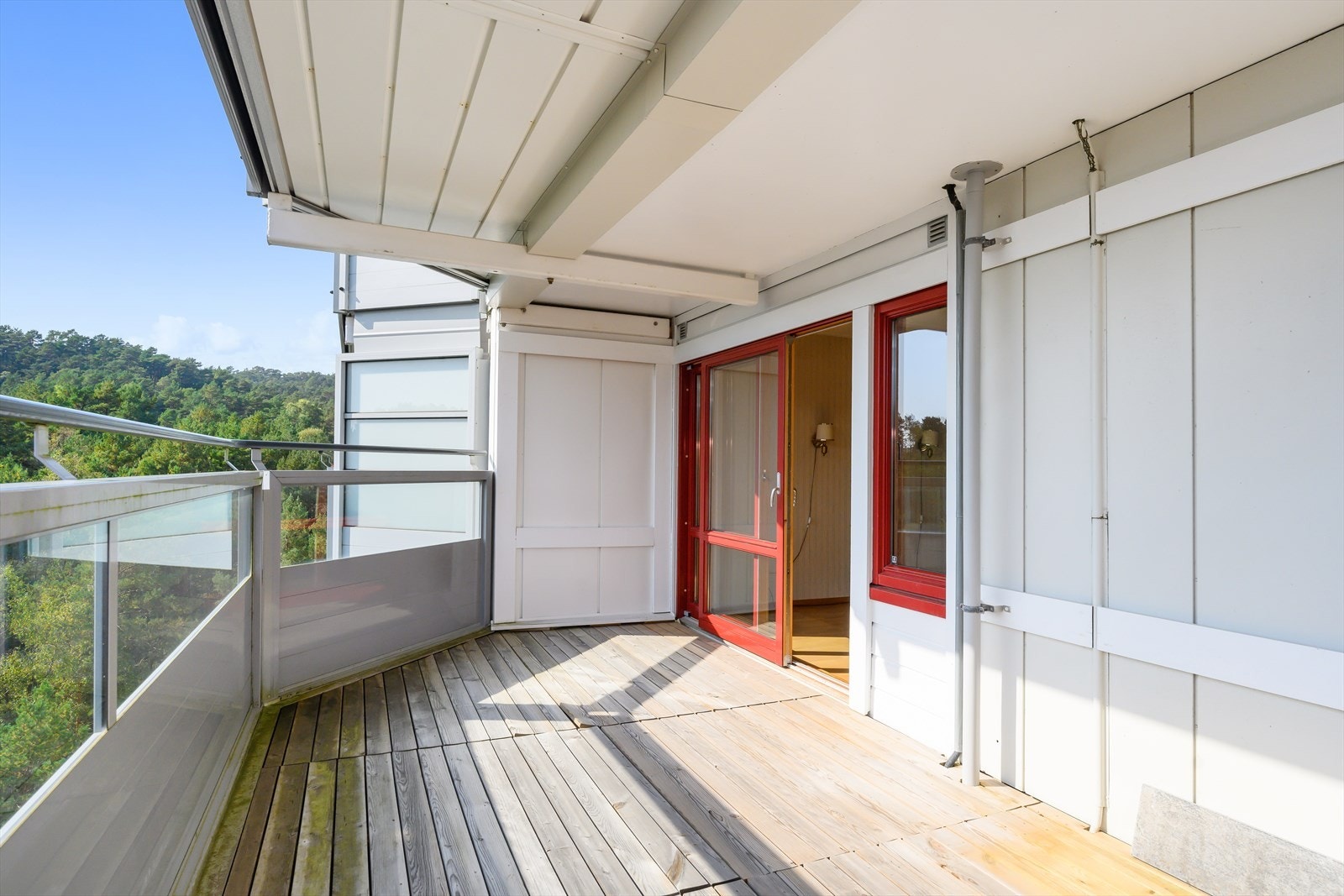 Fra stuen er det også utgang til den overbygde balkongen. Galleribilde