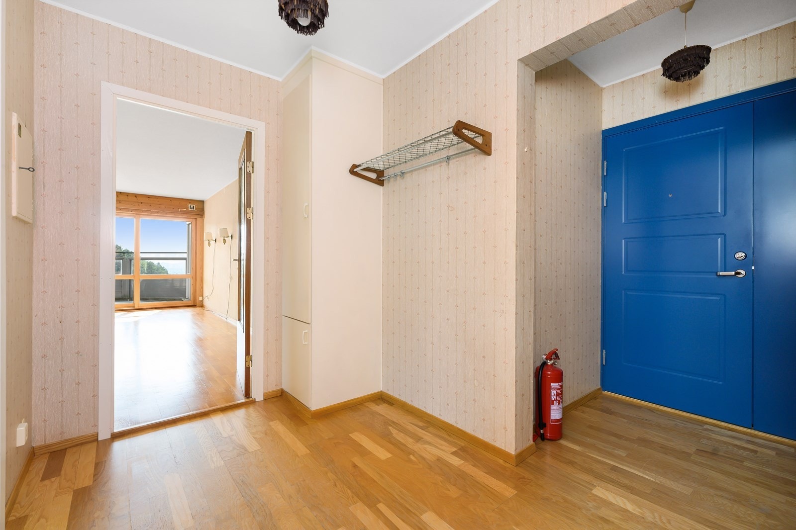 Fra det godt skjermede fellesområdet kommer en inn i boligen romslige gang. Her er det godt med plass for både klær og sko. Galleribilde