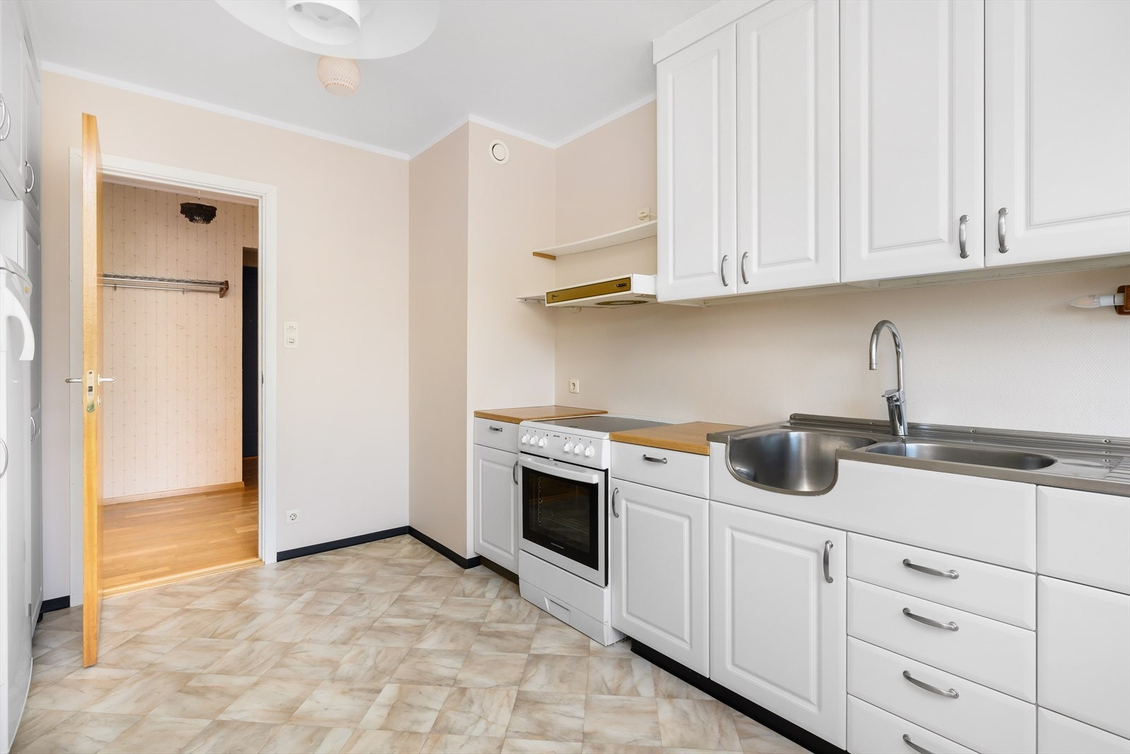 Rikelig med både benkeplass og oppbevaringsplass. Overskapene går til tak for best mulig utnyttelse. Galleribilde