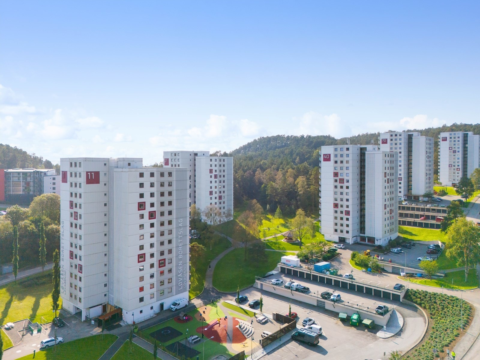 Godt med parkeringsplasser, mange også med lademulighet. Galleribilde