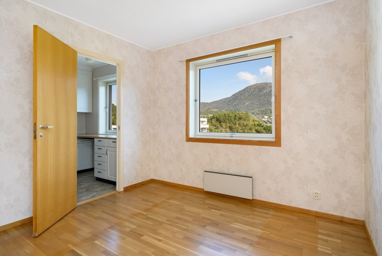 Inngang til kjøkkenet fra stuen. Galleribilde