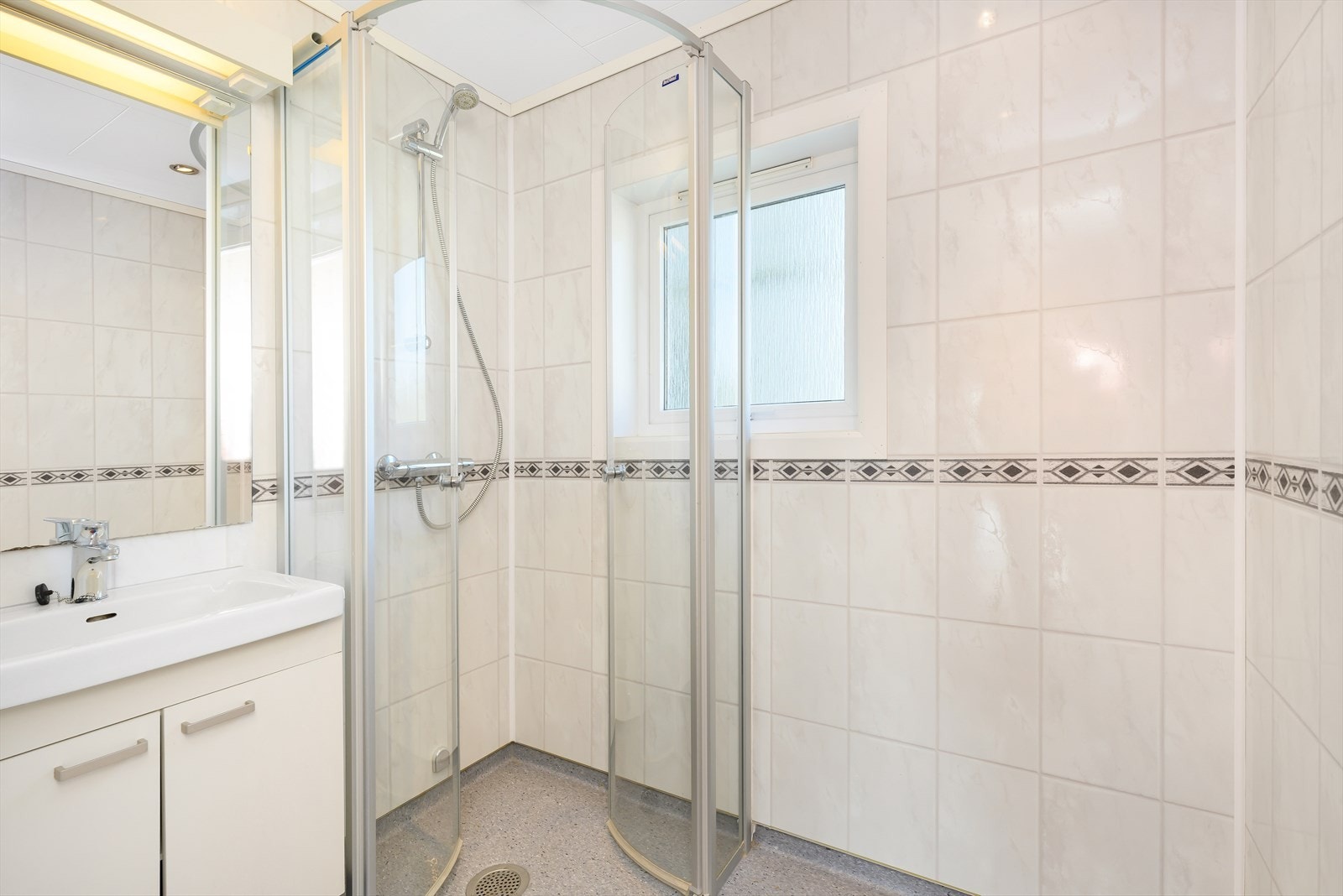 Tidløst bad med lyse overflater. Galleribilde