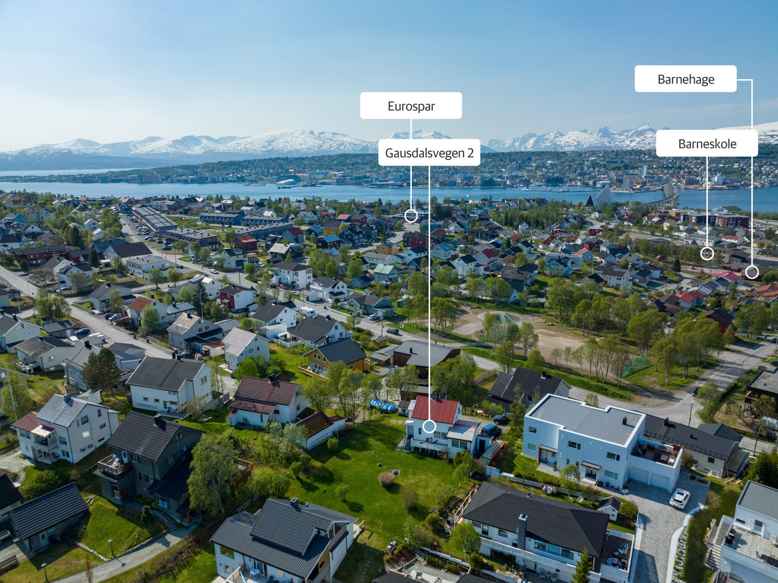 Fra eiendommen er det også kort og trygg vei til skoler, barnehager, kollektivtransport og flere aktivitetstilbud med bl.a. TUIL Arena et steinkast unna.