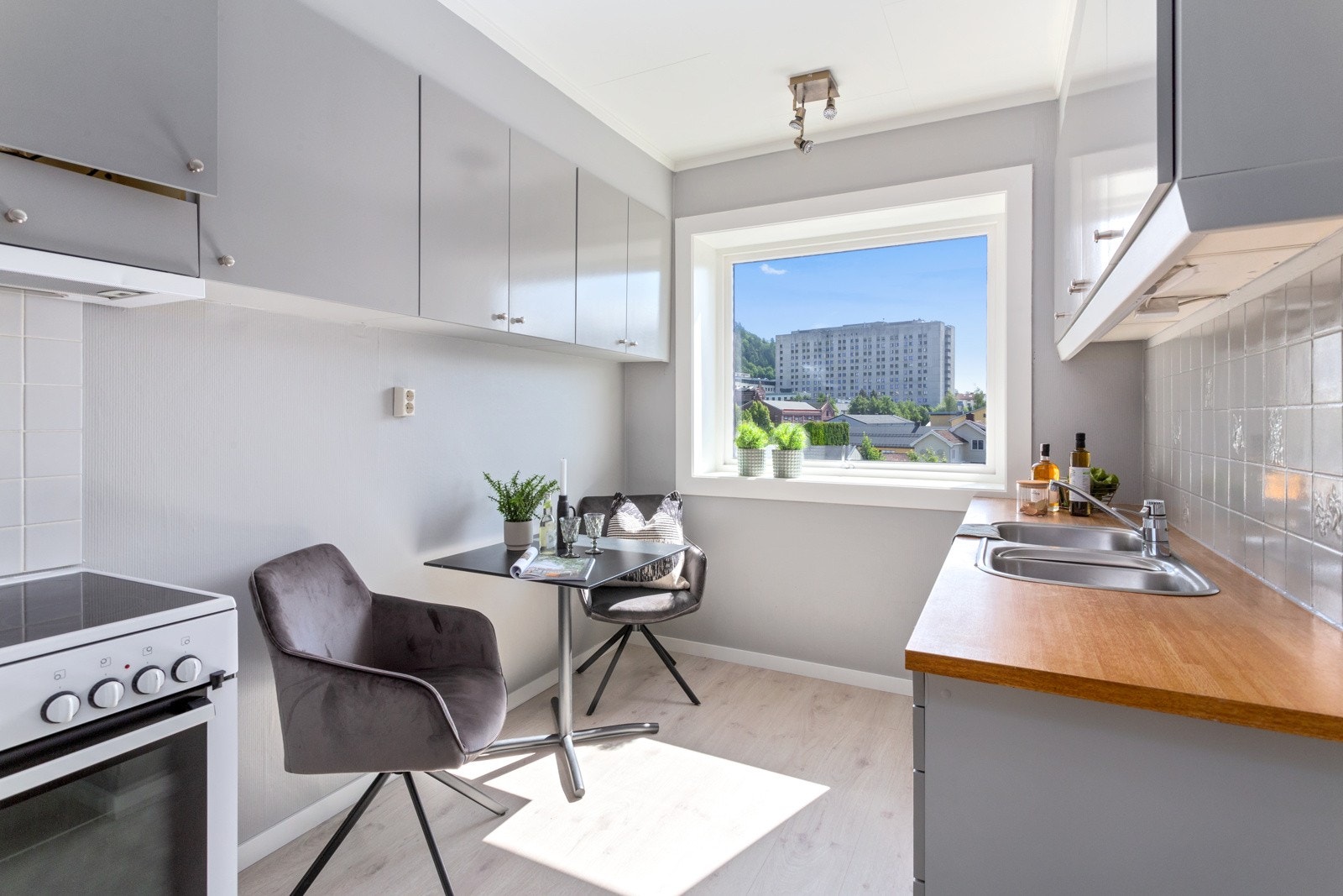 Lyst og pent kjøkken - Godt med skapplass og spiseplass. Galleribilde