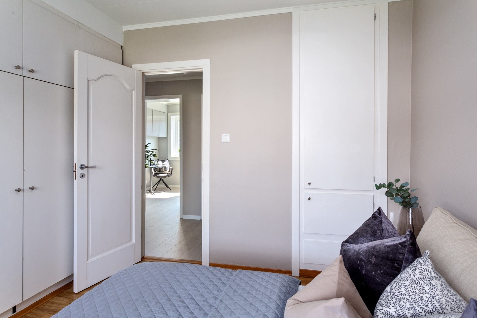 Soverom 1 har godt med plassbygde garderobeskap. Galleribilde