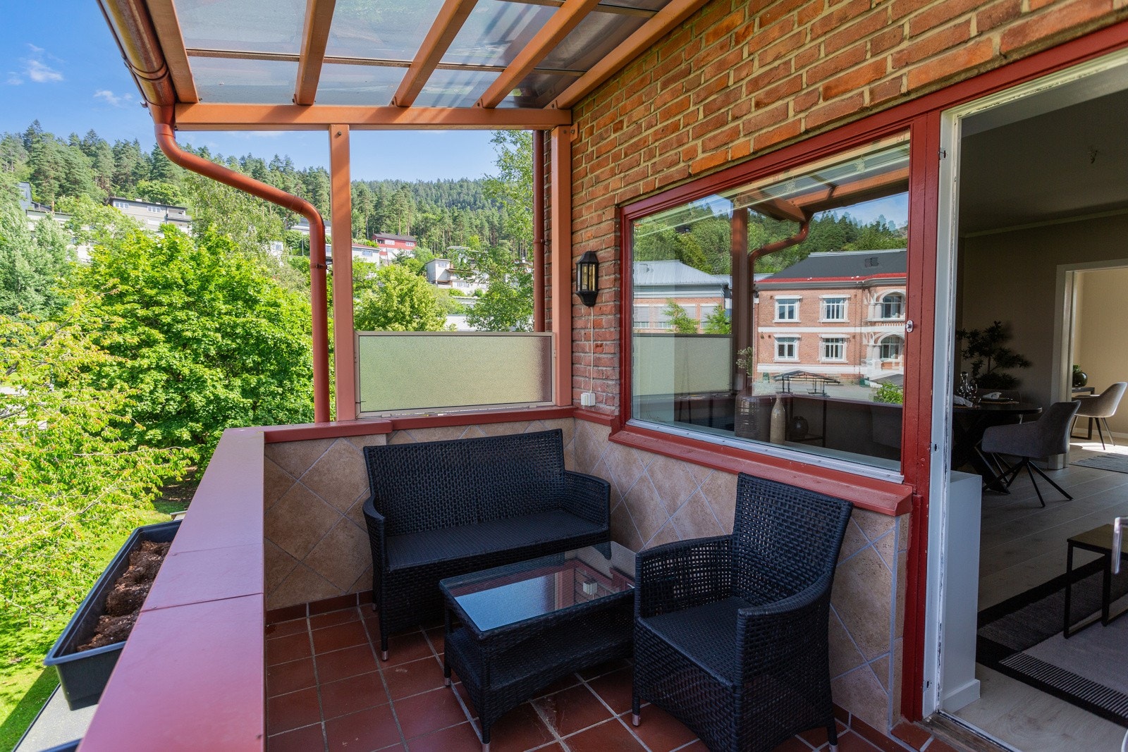 Hyggelig balkong som er flislagt, overbygget og vestvendt. Galleribilde
