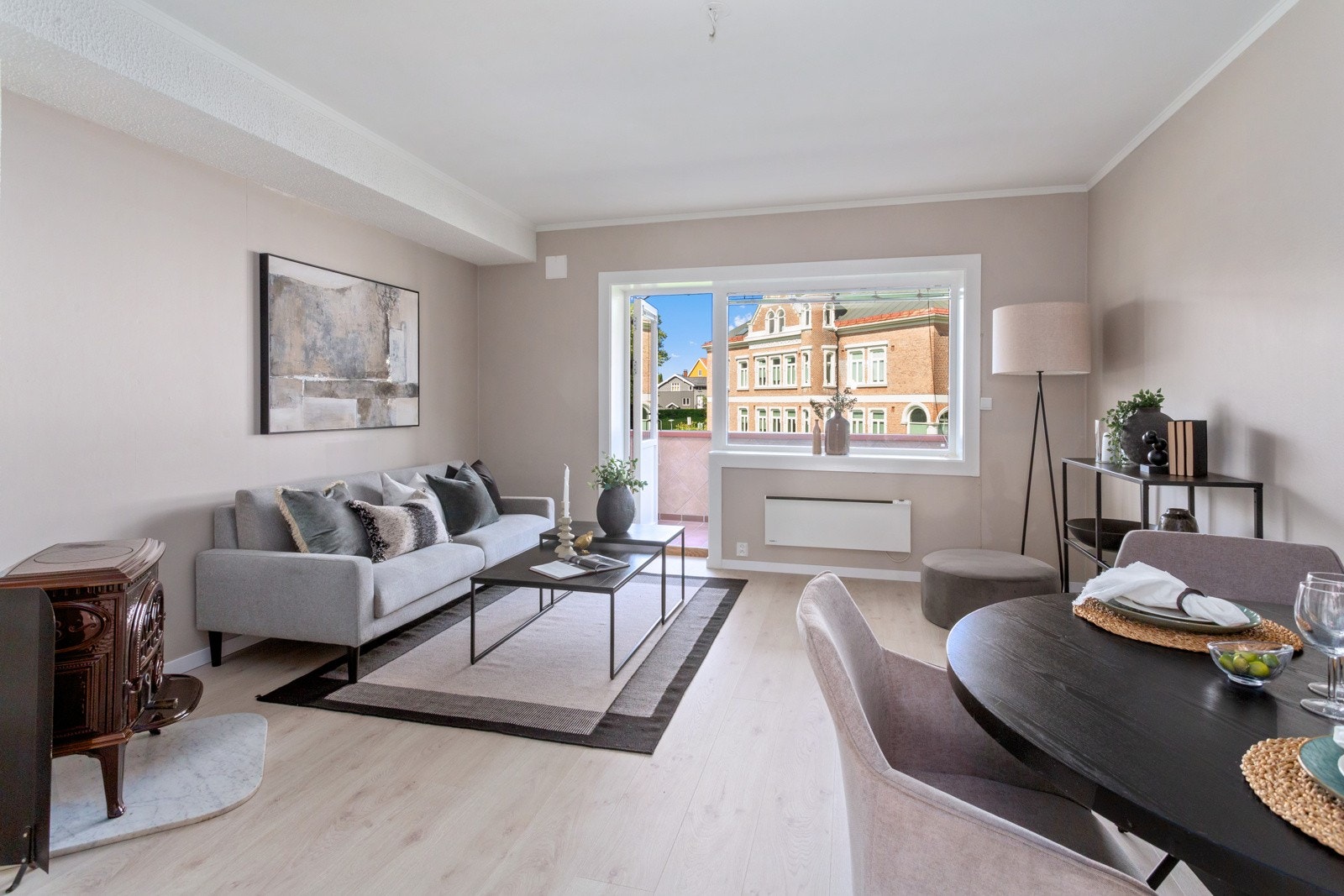 Lys og fin stue med utgang til vestvendt balkong. Galleribilde