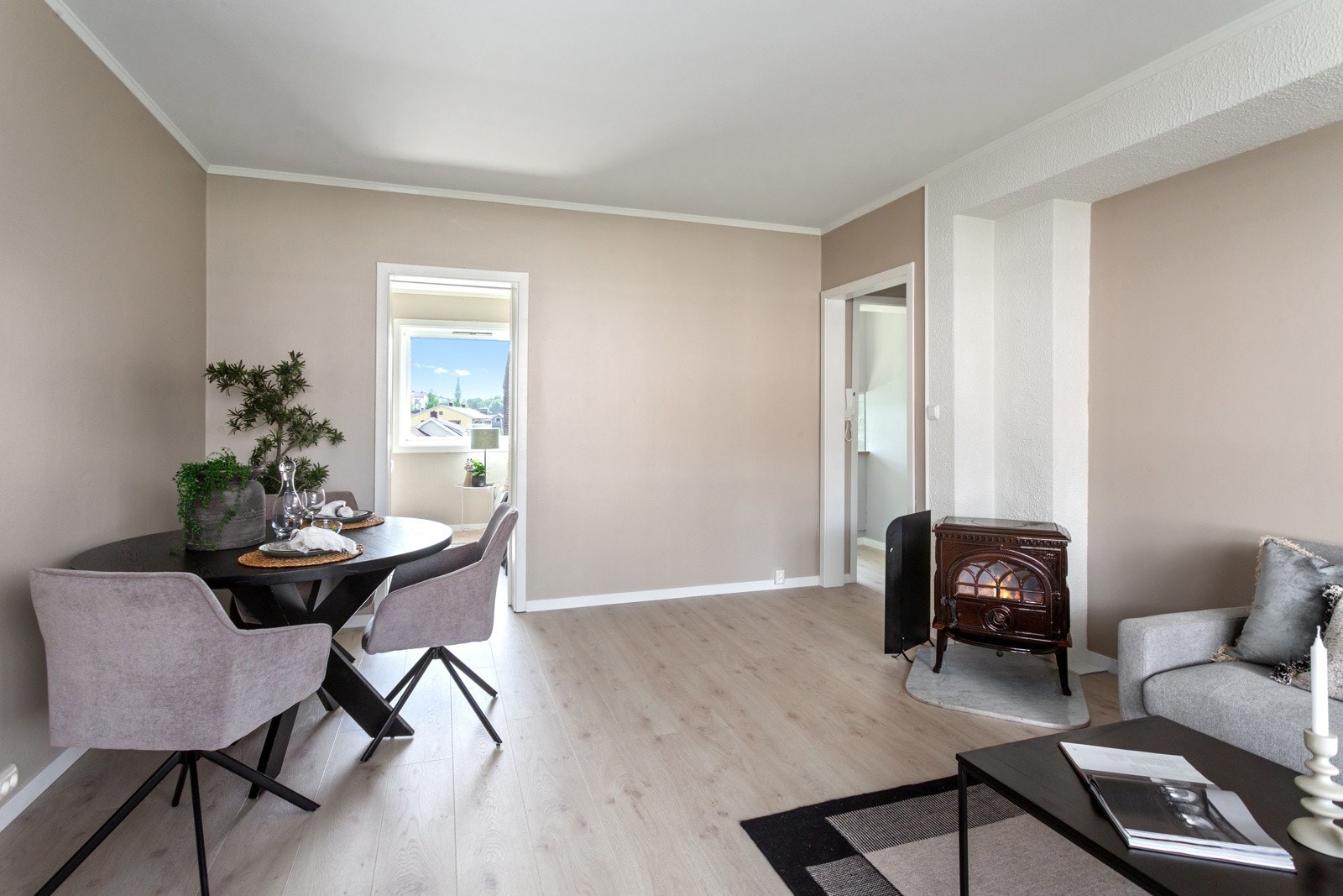 Stuen har en hyggelig peisovn. Galleribilde