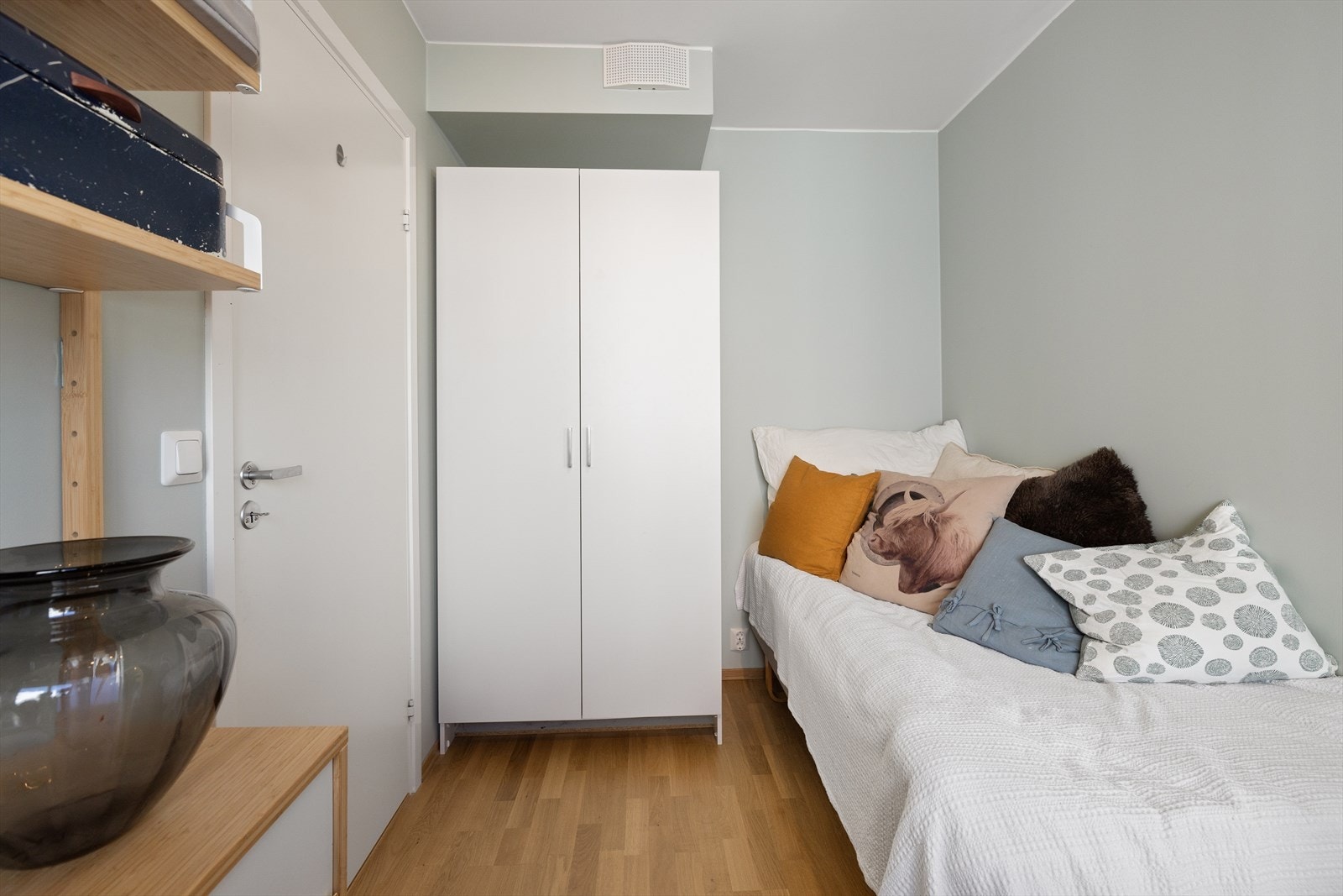 Her er det plass til seng, skrivepult og skap/kommode. Galleribilde