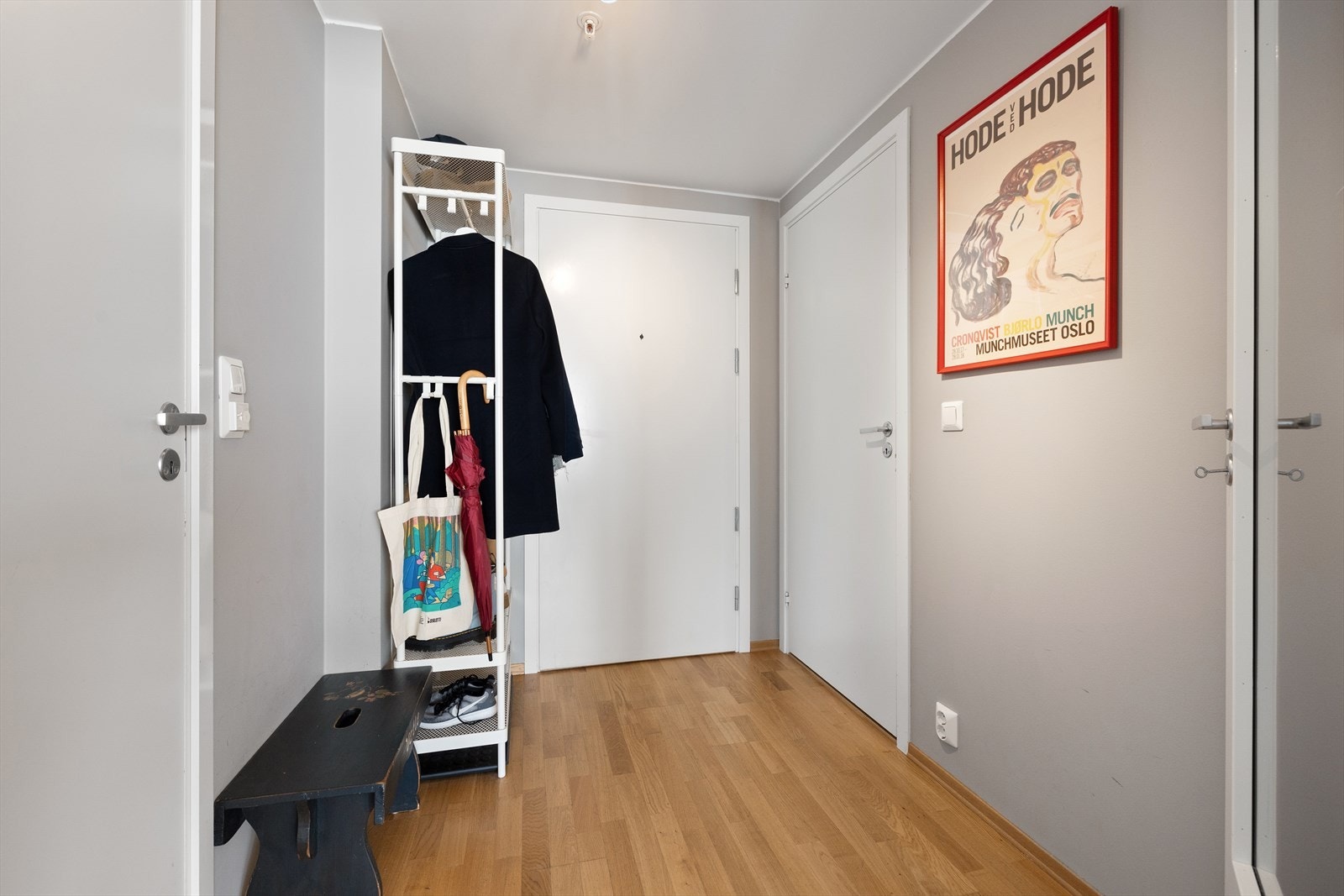 Velkommen inn! I gangen er det plass til knagger og skohylle for oppbevaring av yttertøy. Galleribilde