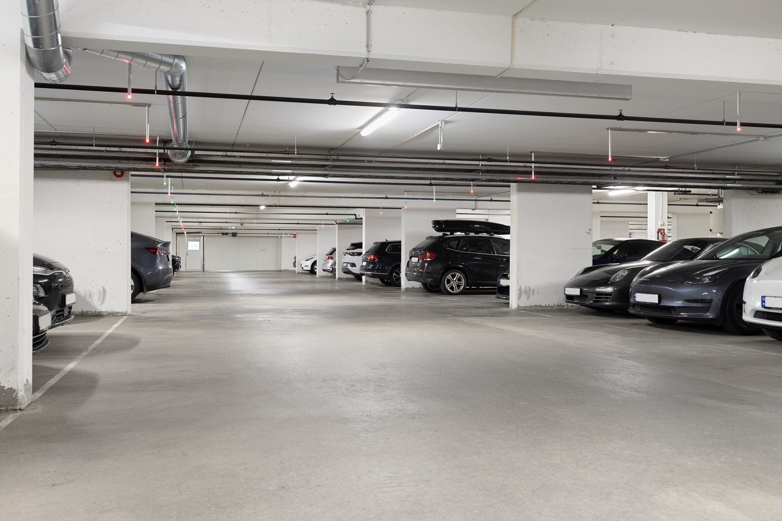 Denne leiligheten har rett til å leie garasjeplass i kjelleren. Galleribilde