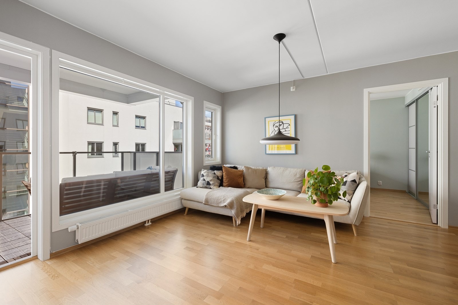 Leiligheten ligger i 4. etasje, og inneholder entré, kjøkken, stue, bad, bod og to soverom. Galleribilde