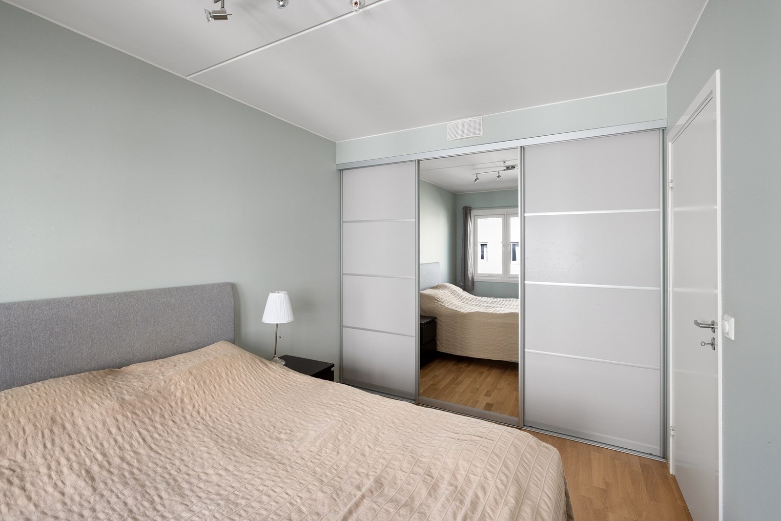 Langs den ene veggen er det montert skyvedørsgarderobe. Galleribilde