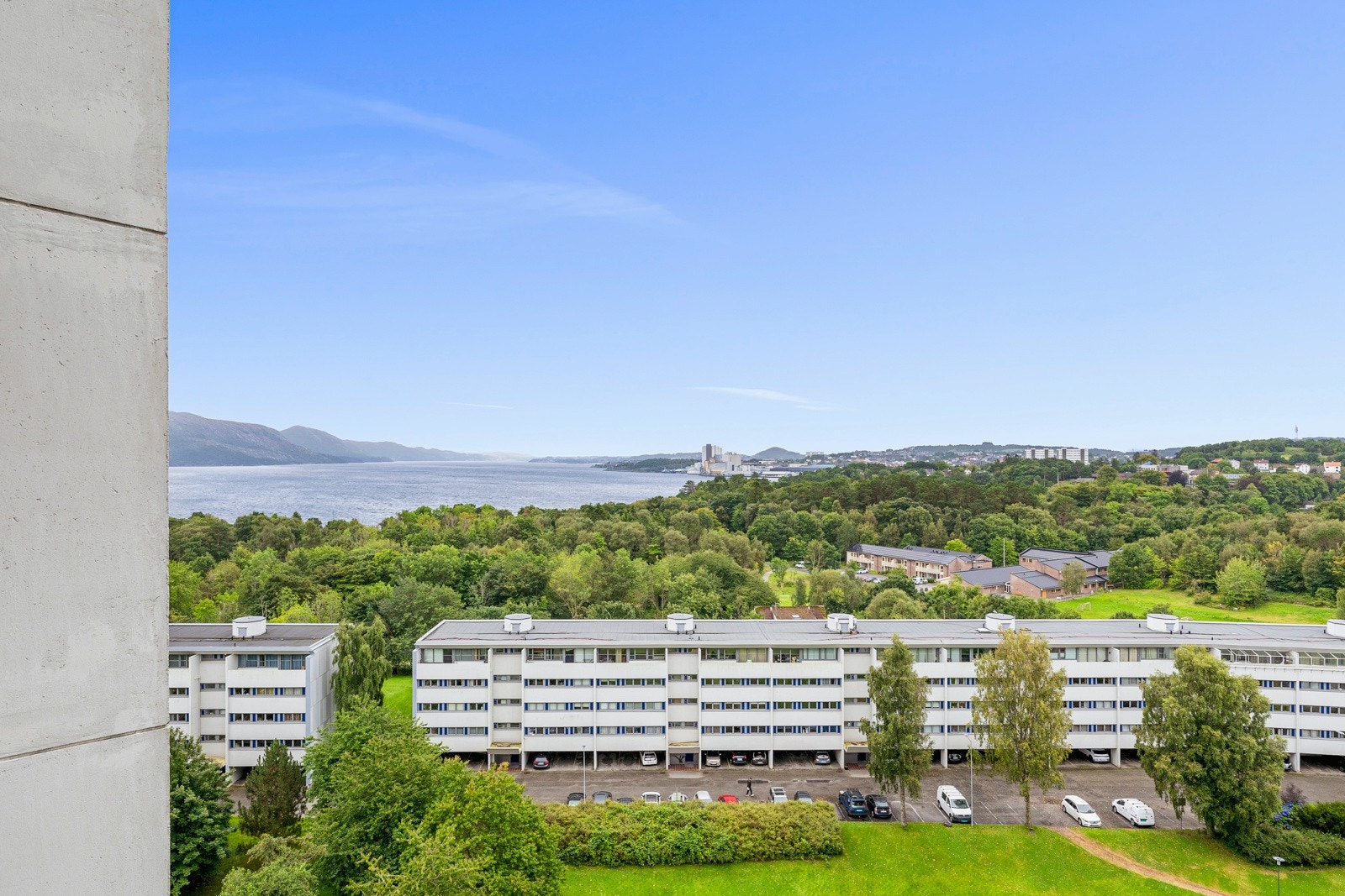Omgivelsene er grønne og idylliske, og her bor du kun én heistur fra sjøen og en flott tursti i nydelig grøntområde. Galleribilde