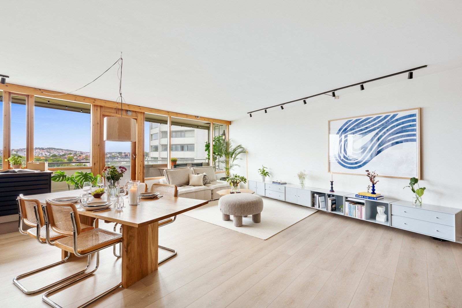 Leiligheten ble totaloppusset i 2020, der originale furudetaljer ble bevart. Galleribilde
